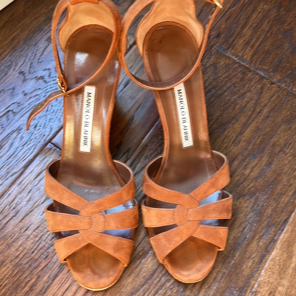 Manolo Blahnik “toast” brown suede heels - Picture 5 of 7